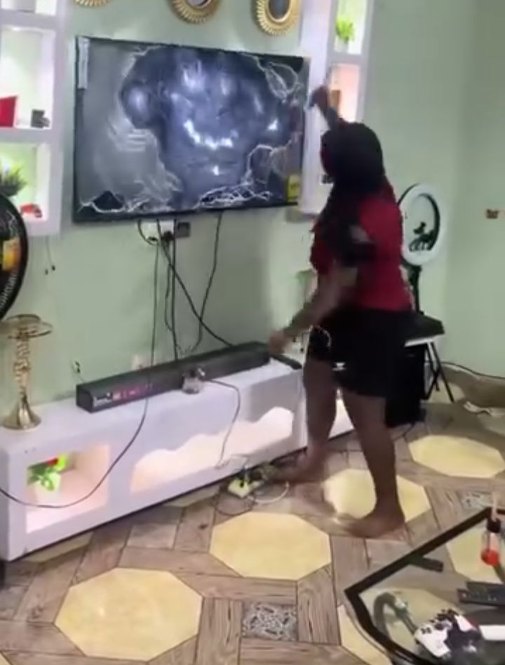 Angry girlfriend uses knife to destroy her boyfriend’s TV after another woman called his phone (video)